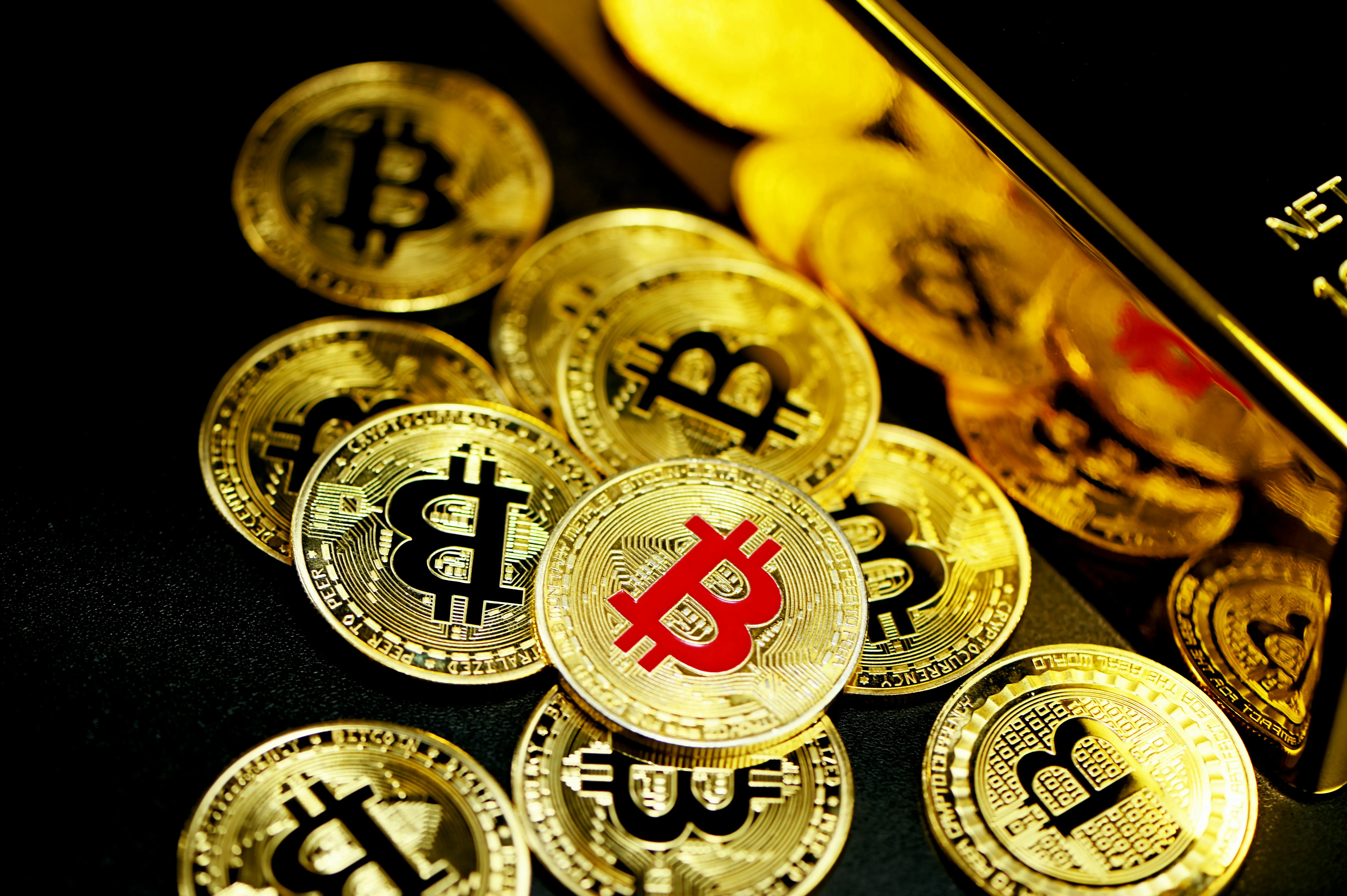 Hình ảnh quà tặng hiện vật sang trọng cho VIP new8, như điện thoại hoặc đồ công nghệ.