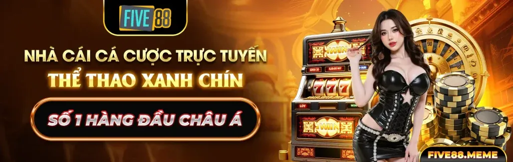 Hình ảnh người chơi đang vui vẻ với máy đánh bạc, minh họa cho hướng dẫn chơi Slot Game NEW8 và cách giành Jackpot.